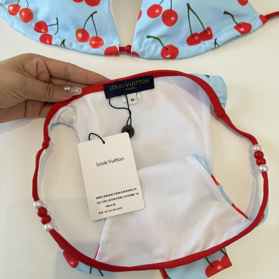 。LV路易威登比基尼👙 上身超级棒！同步各大专柜发售，自然而然呈现时尚感！十分减龄，具有年轻活力。 码数