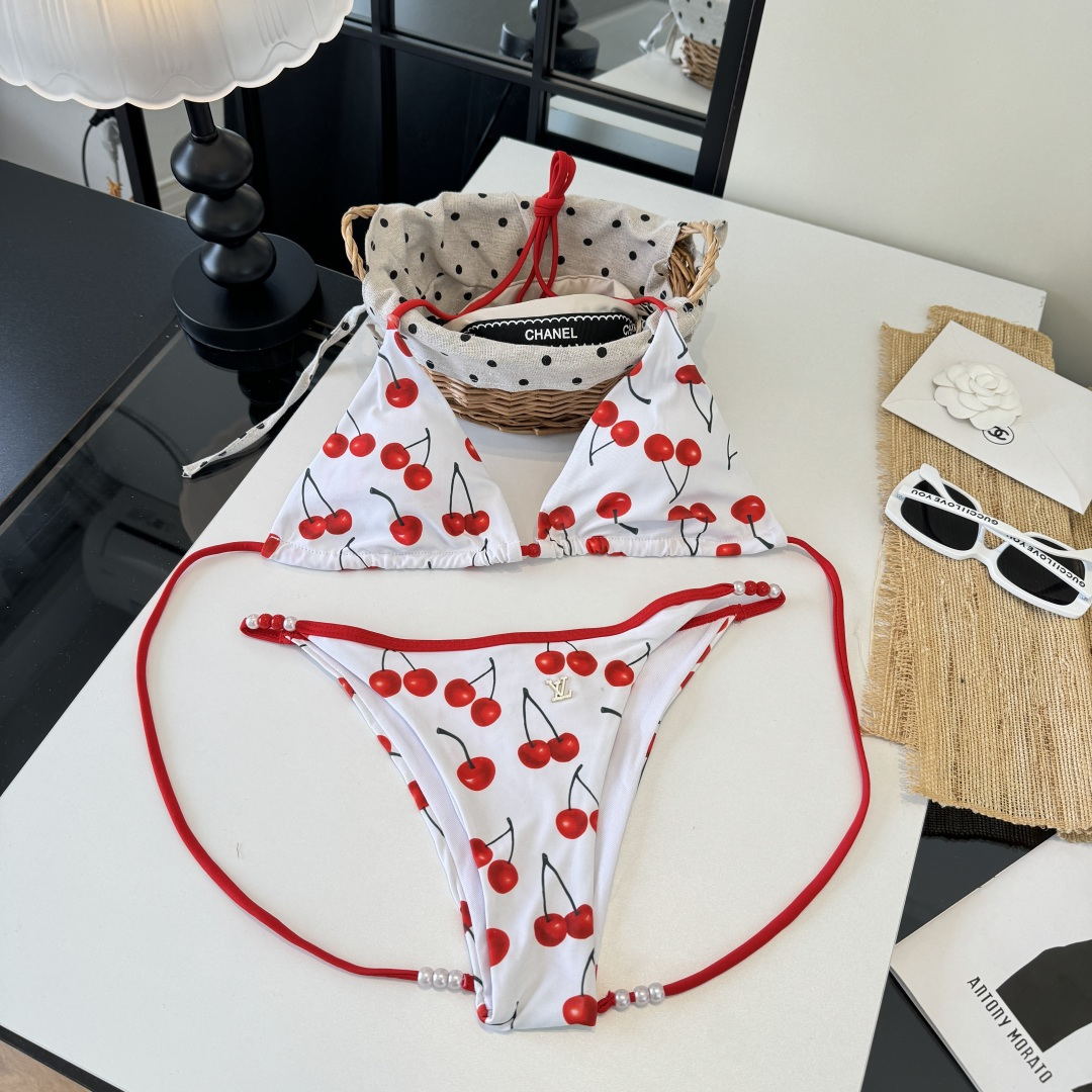 。LV路易威登比基尼👙 上身超级棒！同步各大专柜发售，自然而然呈现时尚感！十分减龄，具有年轻活力。 码数