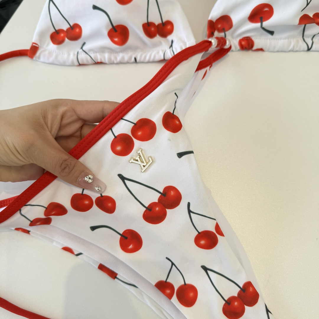 。LV路易威登比基尼👙 上身超级棒！同步各大专柜发售，自然而然呈现时尚感！十分减龄，具有年轻活力。 码数