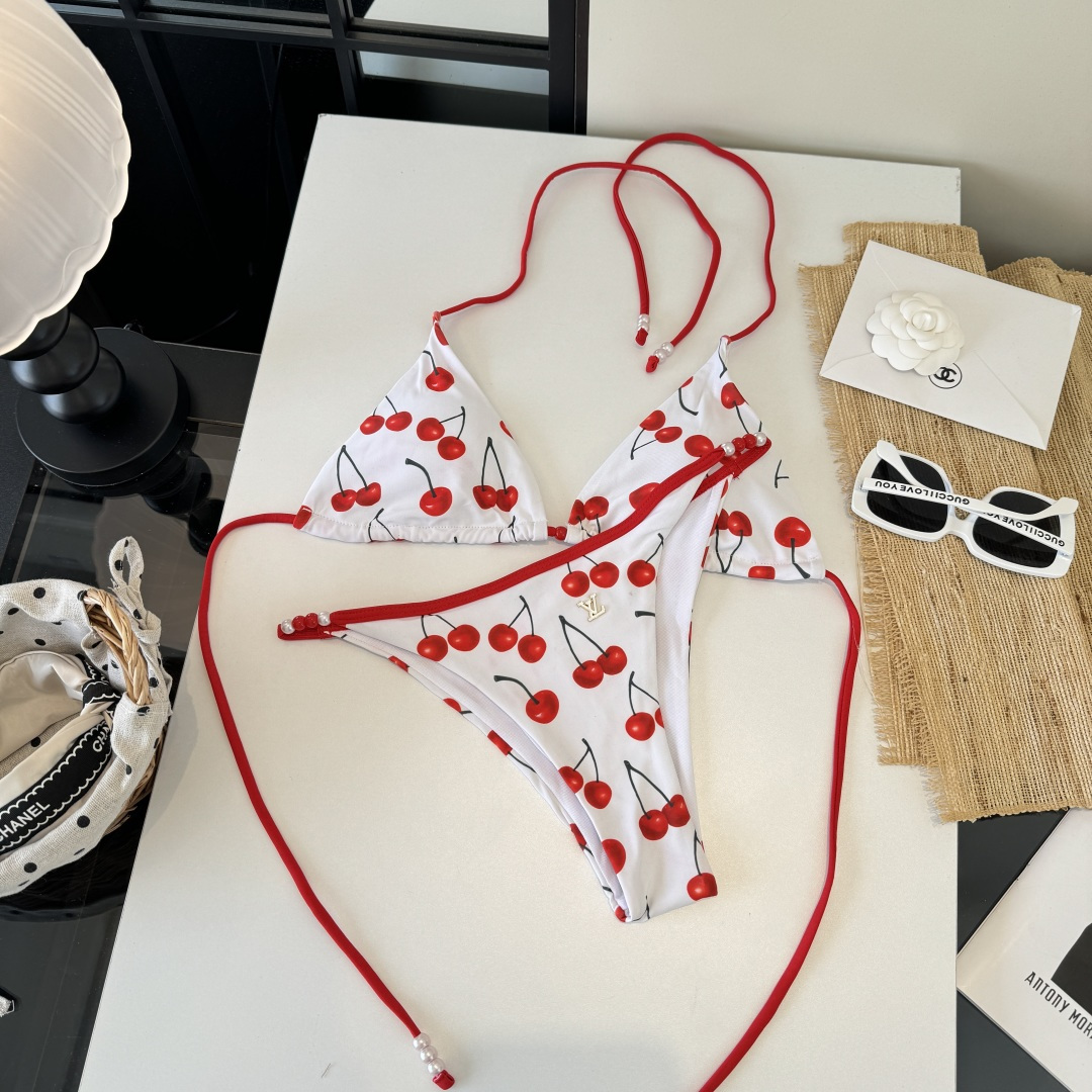 。LV路易威登比基尼👙 上身超级棒！同步各大专柜发售，自然而然呈现时尚感！十分减龄，具有年轻活力。 码数