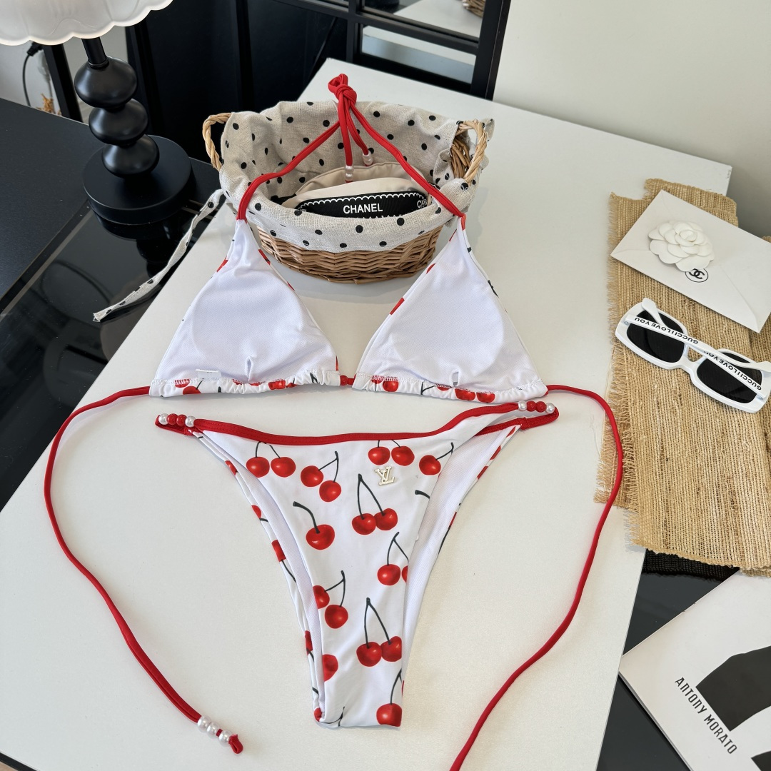 。LV路易威登比基尼👙 上身超级棒！同步各大专柜发售，自然而然呈现时尚感！十分减龄，具有年轻活力。 码数