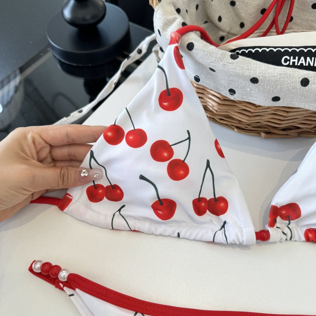 。LV路易威登比基尼👙 上身超级棒！同步各大专柜发售，自然而然呈现时尚感！十分减龄，具有年轻活力。 码数