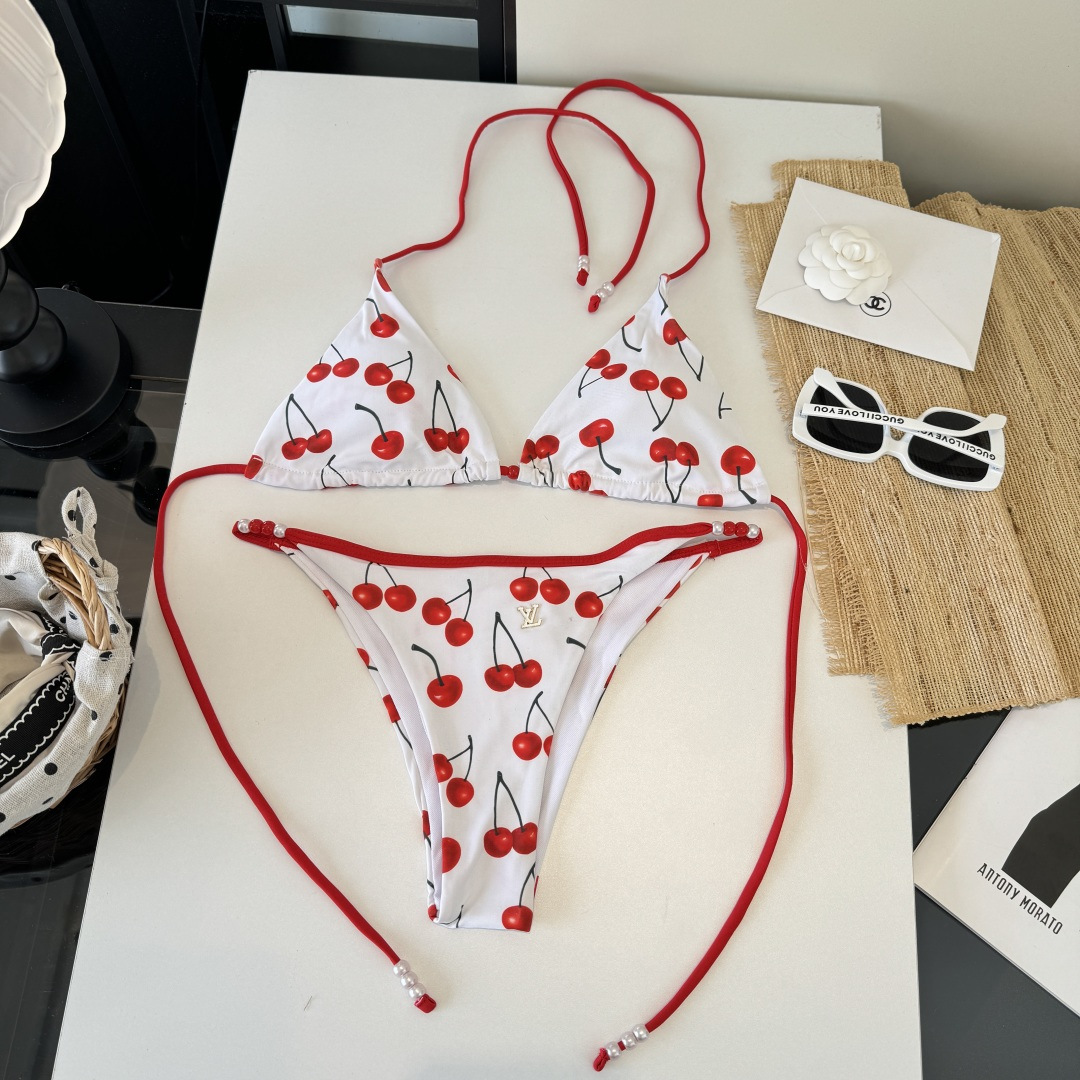 。LV路易威登比基尼👙 上身超级棒！同步各大专柜发售，自然而然呈现时尚感！十分减龄，具有年轻活力。 码数