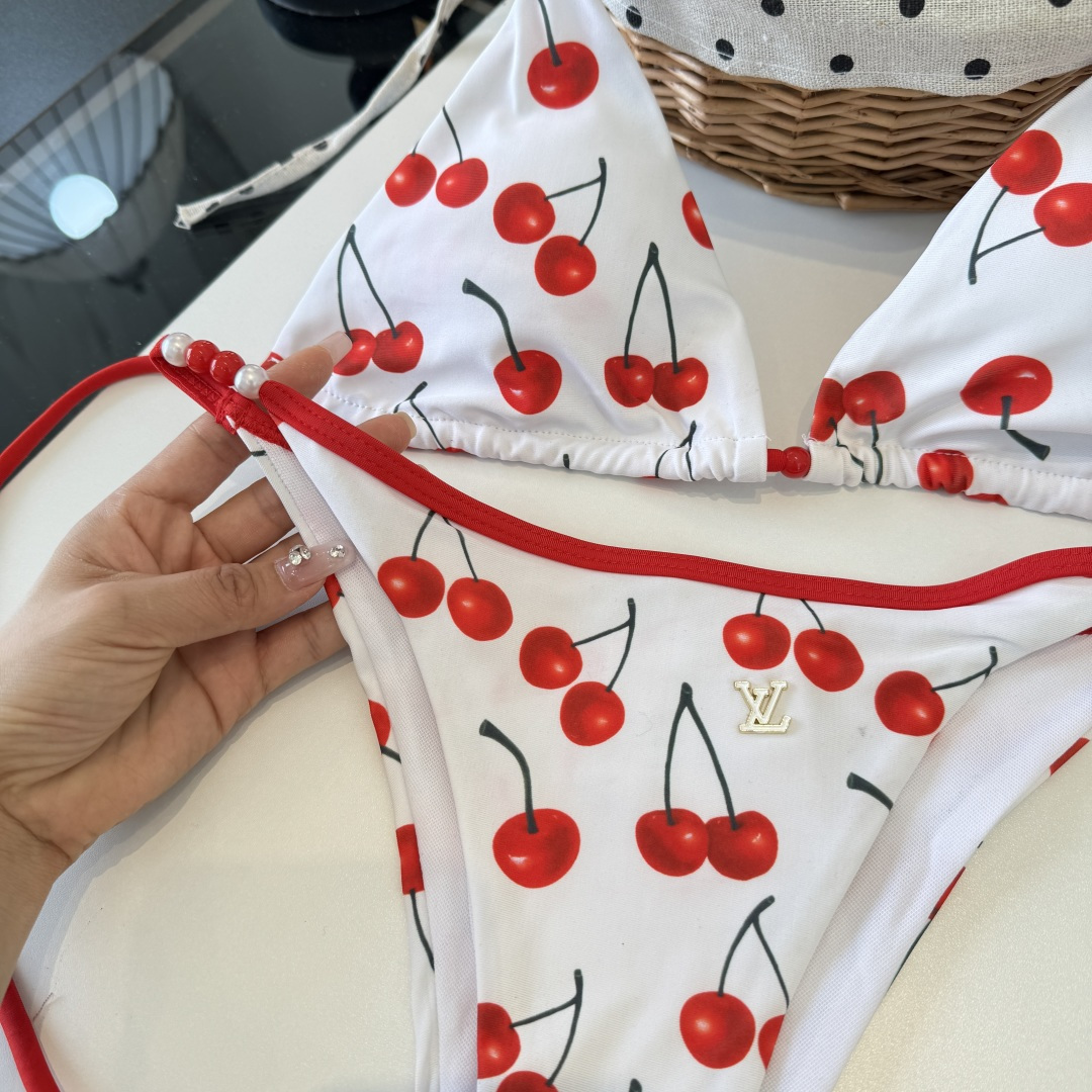 。LV路易威登比基尼👙 上身超级棒！同步各大专柜发售，自然而然呈现时尚感！十分减龄，具有年轻活力。 码数