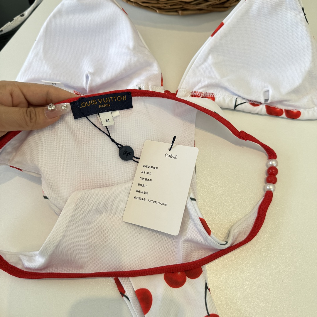 。LV路易威登比基尼👙 上身超级棒！同步各大专柜发售，自然而然呈现时尚感！十分减龄，具有年轻活力。 码数