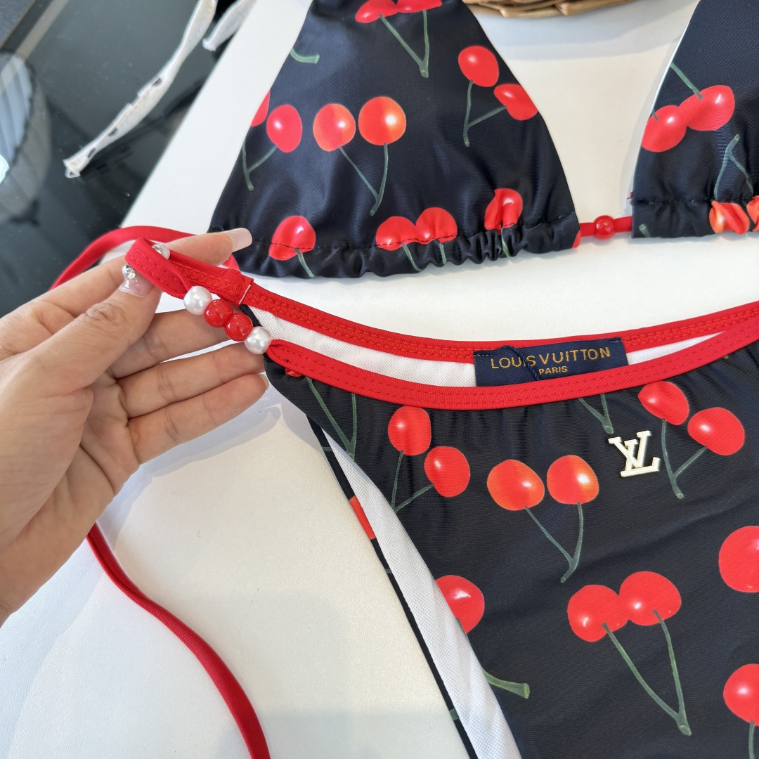 。LV路易威登比基尼👙 上身超级棒！同步各大专柜发售，自然而然呈现时尚感！十分减龄，具有年轻活力。 码数