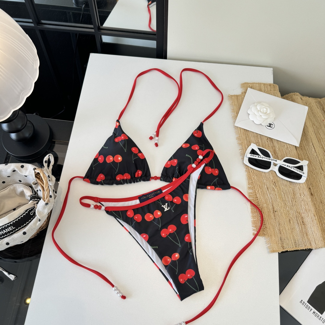 。LV路易威登比基尼👙 上身超级棒！同步各大专柜发售，自然而然呈现时尚感！十分减龄，具有年轻活力。 码数