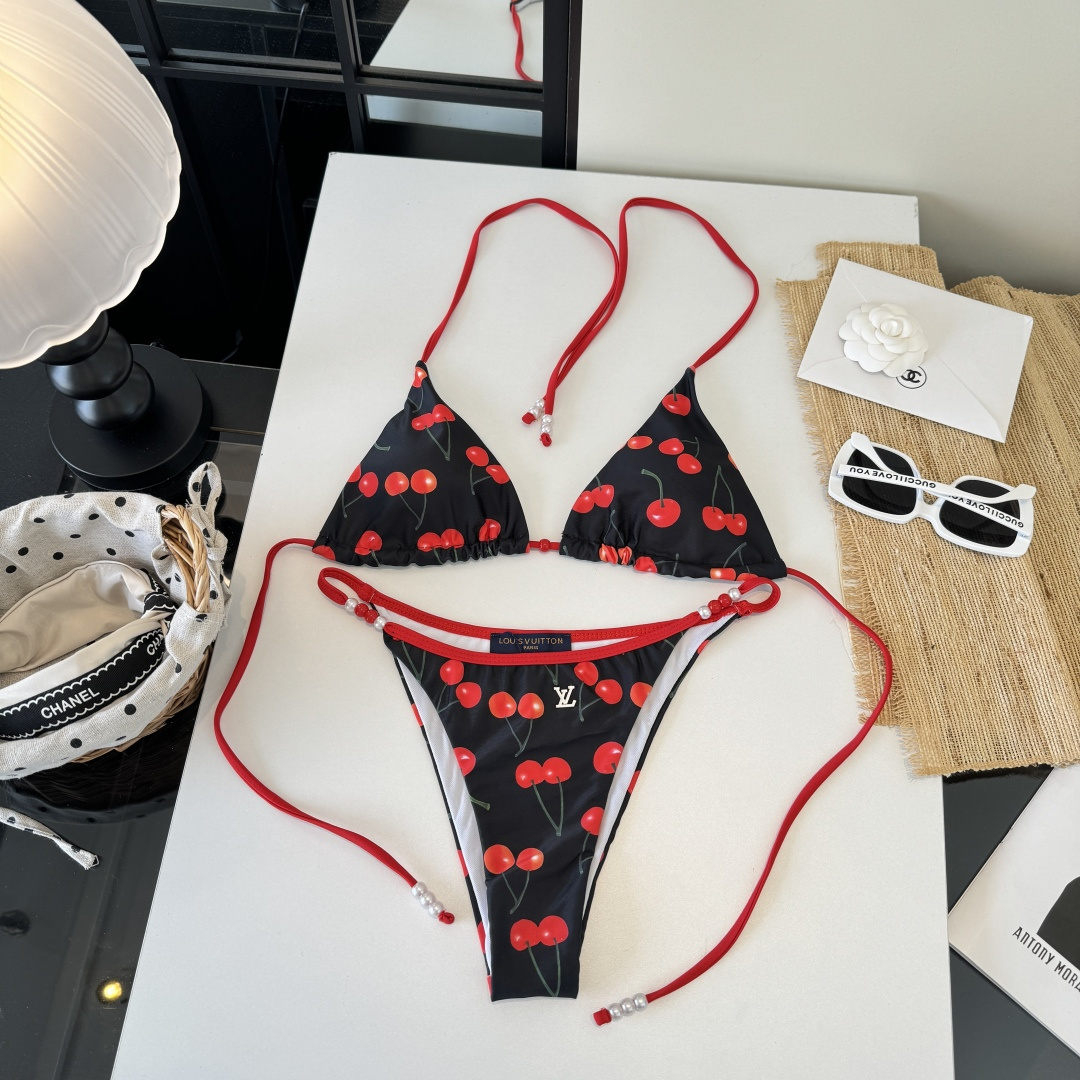 。LV路易威登比基尼👙 上身超级棒！同步各大专柜发售，自然而然呈现时尚感！十分减龄，具有年轻活力。 码数