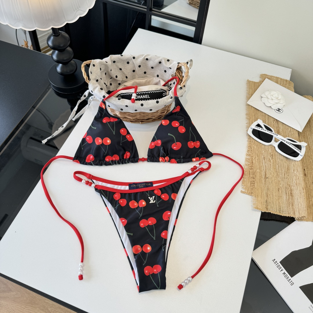 。LV路易威登比基尼👙 上身超级棒！同步各大专柜发售，自然而然呈现时尚感！十分减龄，具有年轻活力。 码数