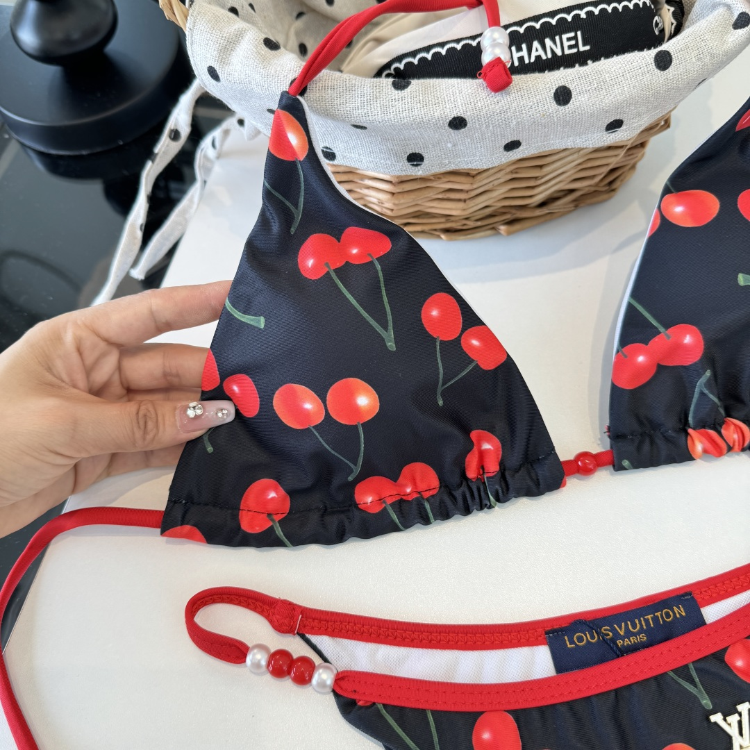 。LV路易威登比基尼👙 上身超级棒！同步各大专柜发售，自然而然呈现时尚感！十分减龄，具有年轻活力。 码数