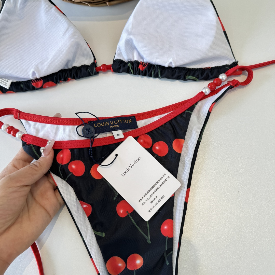 。LV路易威登比基尼👙 上身超级棒！同步各大专柜发售，自然而然呈现时尚感！十分减龄，具有年轻活力。 码数