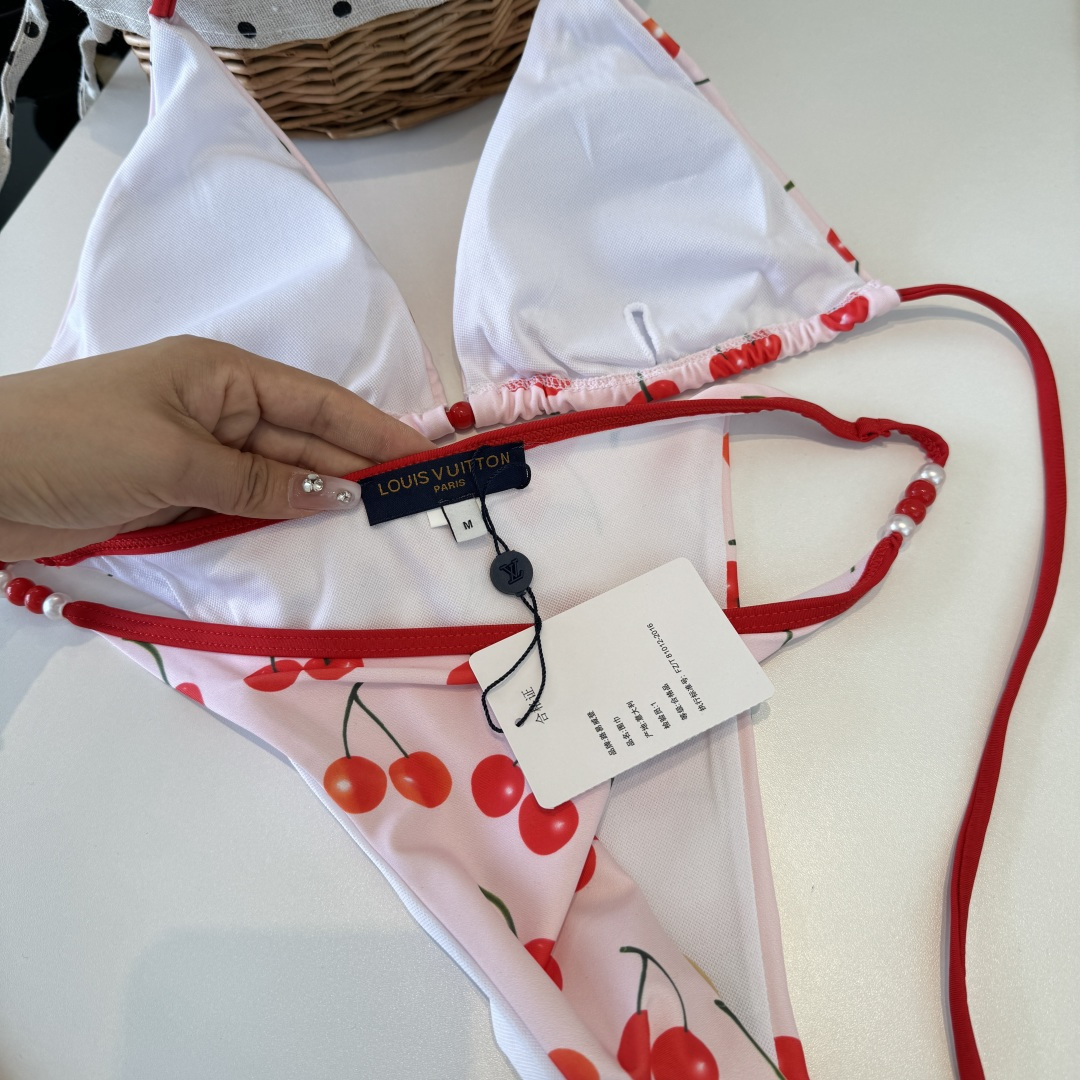 。LV路易威登比基尼👙 上身超级棒！同步各大专柜发售，自然而然呈现时尚感！十分减龄，具有年轻活力。 码数