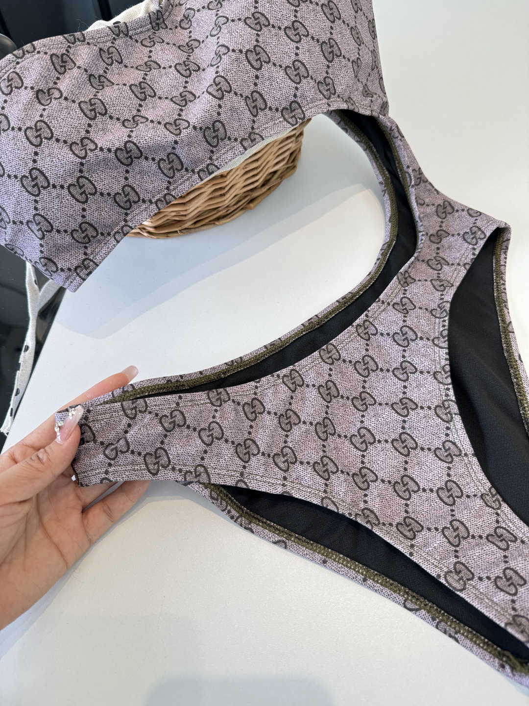 。Gucci古奇连体泳衣👙 上身超级棒！同步各大专柜发售，自然而然呈现时尚感！十分减龄，具有年轻活力。 