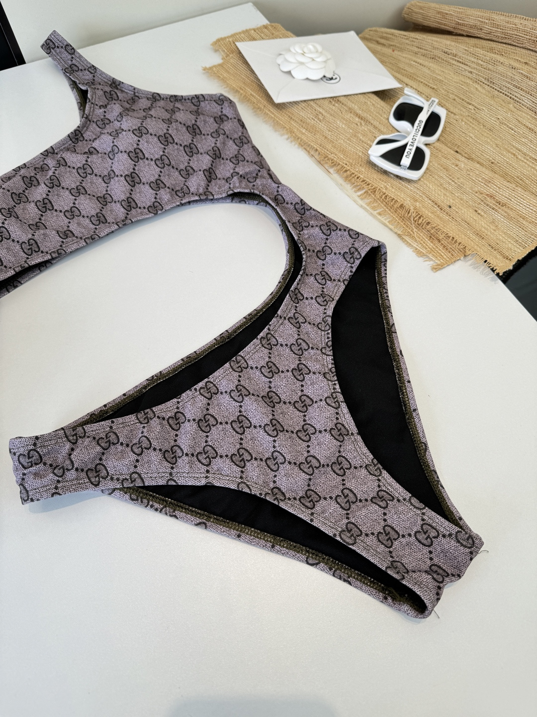 。Gucci古奇连体泳衣👙 上身超级棒！同步各大专柜发售，自然而然呈现时尚感！十分减龄，具有年轻活力。 