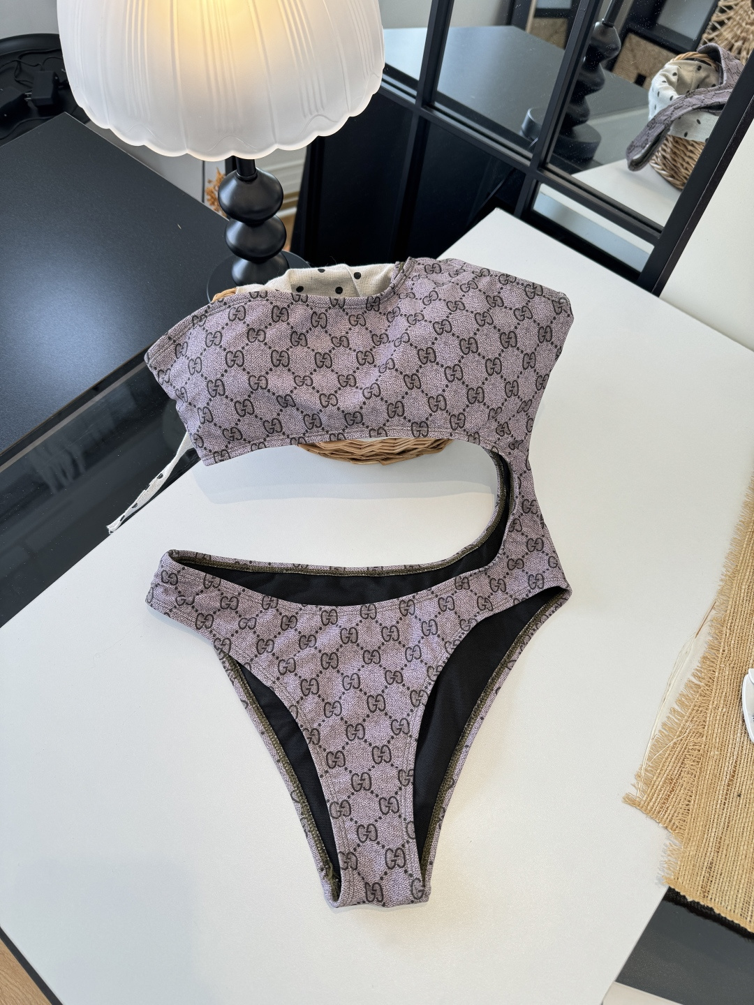 。Gucci古奇连体泳衣👙 上身超级棒！同步各大专柜发售，自然而然呈现时尚感！十分减龄，具有年轻活力。 