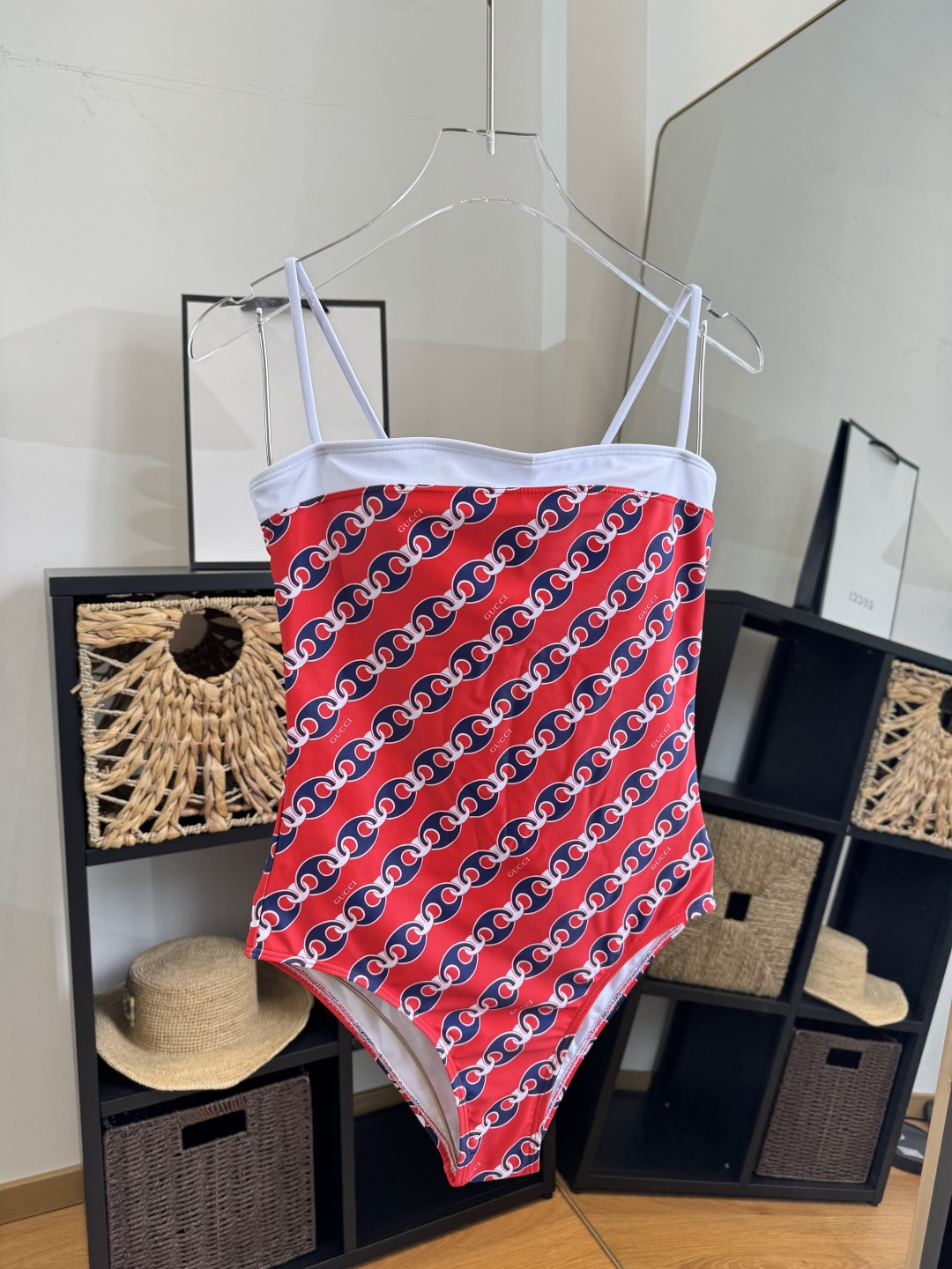 。Gucci古奇连体泳衣👙 上身超级棒！同步各大专柜发售，自然而然呈现时尚感！十分减龄，具有年轻活力。 
