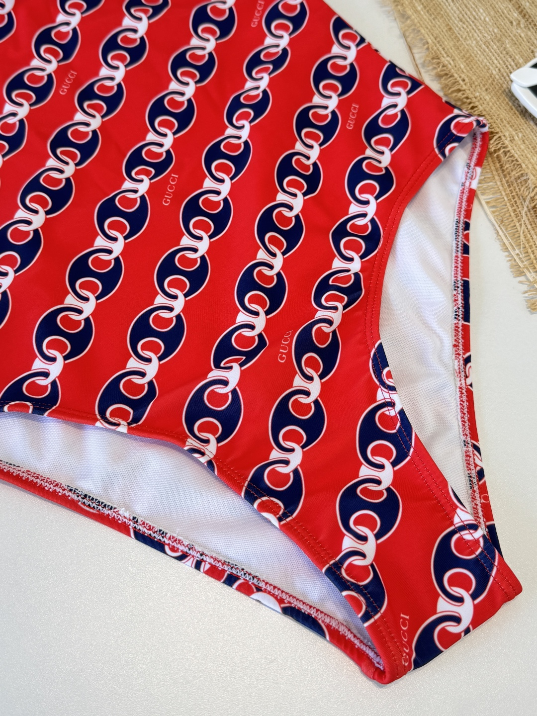 。Gucci古奇连体泳衣👙 上身超级棒！同步各大专柜发售，自然而然呈现时尚感！十分减龄，具有年轻活力。 