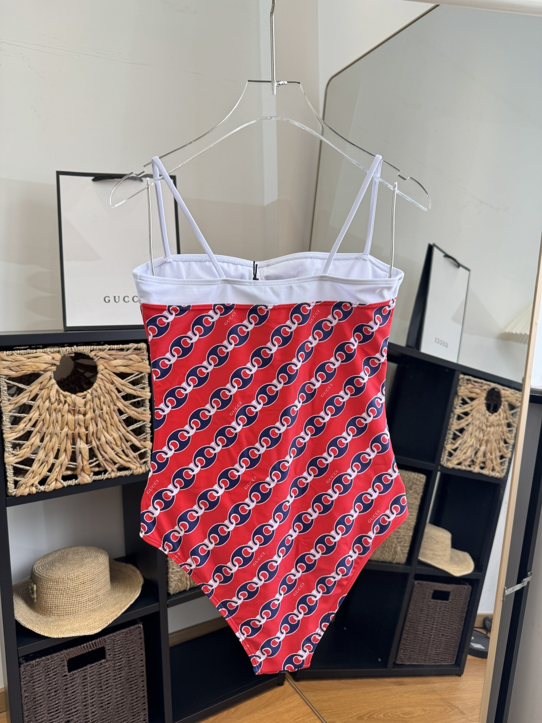。Gucci古奇连体泳衣👙 上身超级棒！同步各大专柜发售，自然而然呈现时尚感！十分减龄，具有年轻活力。 