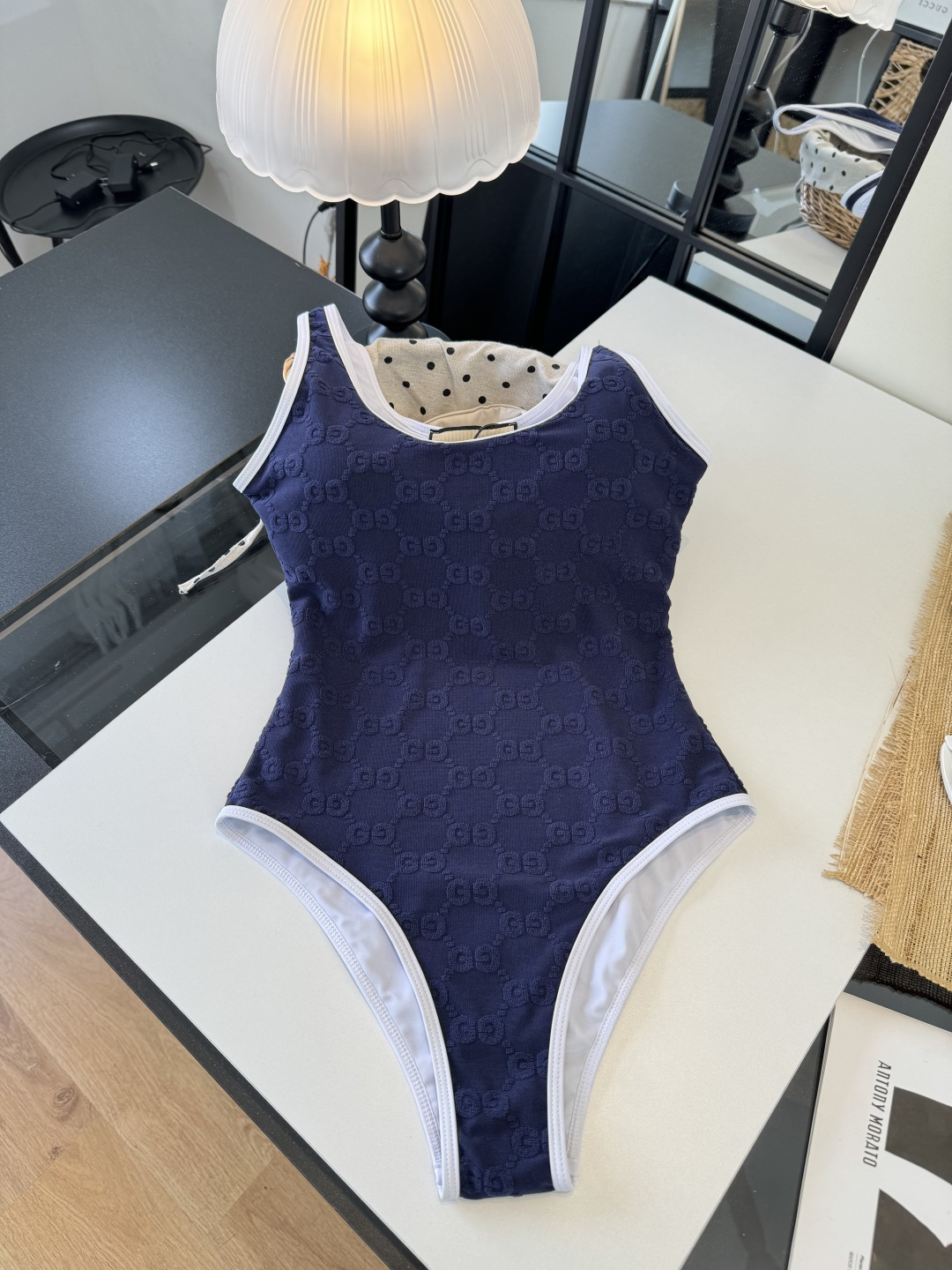 。Gucci古奇连体泳衣👙 上身超级棒！同步各大专柜发售，自然而然呈现时尚感！十分减龄，具有年轻活力。 