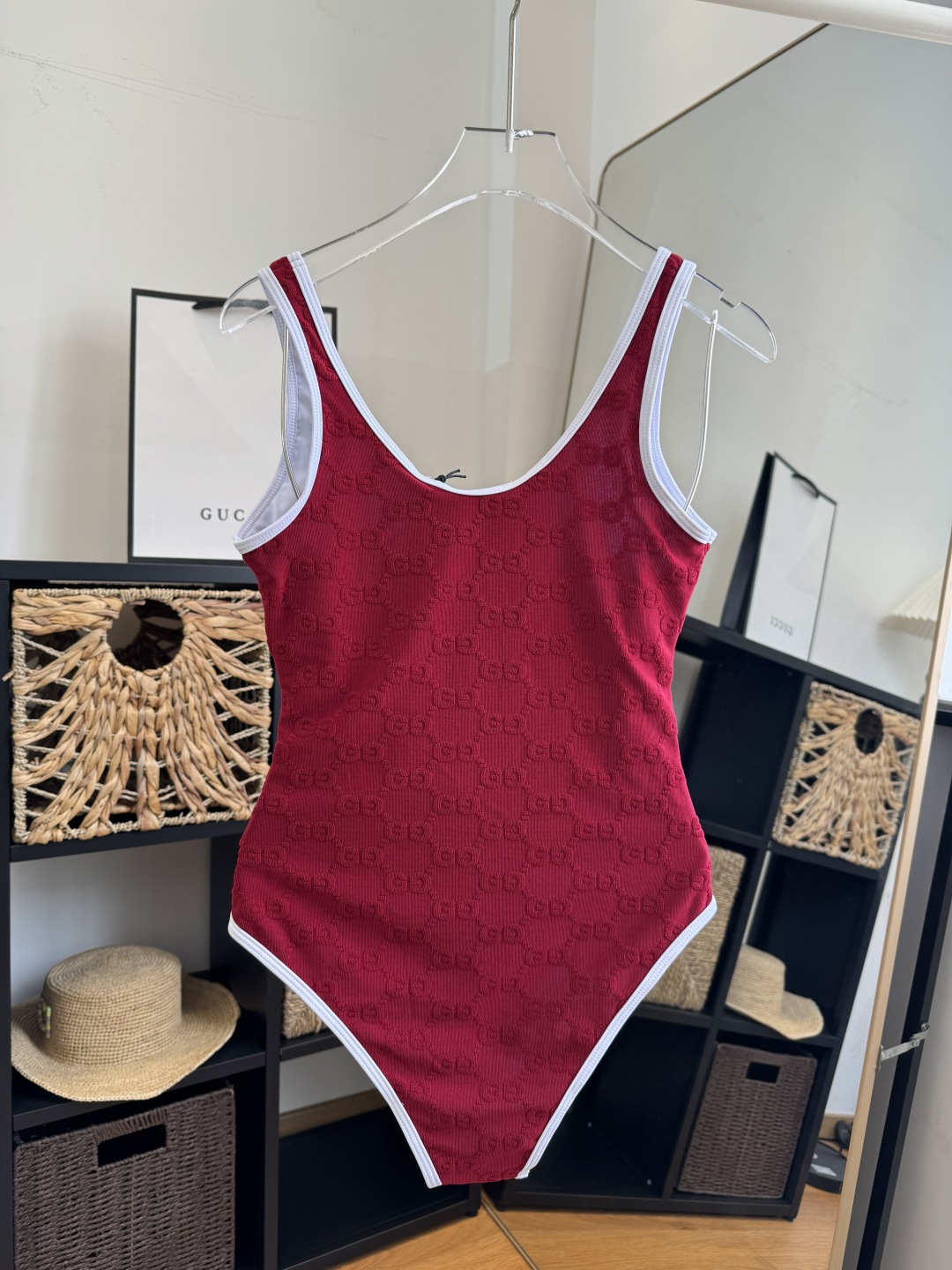 。Gucci古奇连体泳衣👙 上身超级棒！同步各大专柜发售，自然而然呈现时尚感！十分减龄，具有年轻活力。 