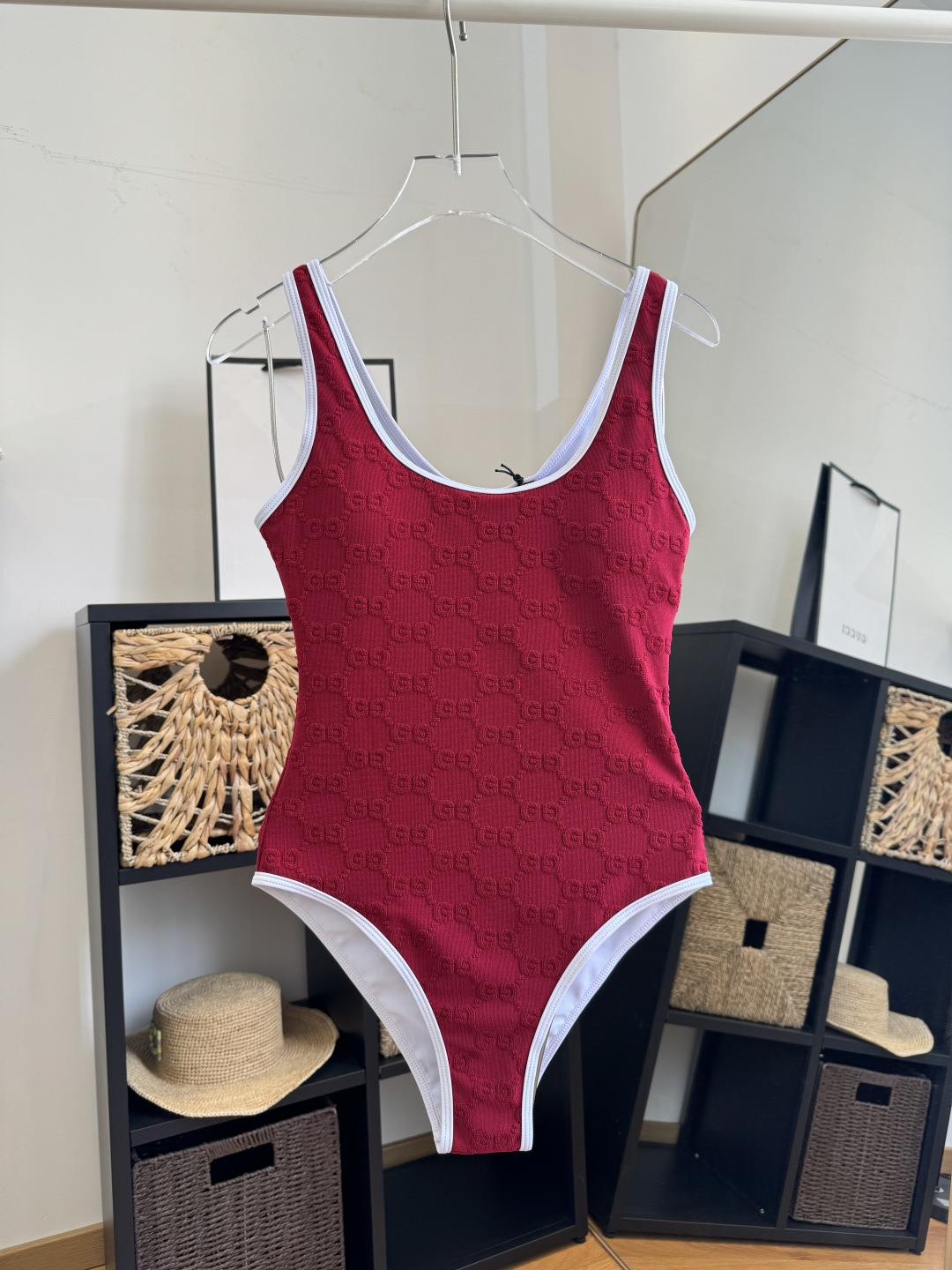 。Gucci古奇连体泳衣👙 上身超级棒！同步各大专柜发售，自然而然呈现时尚感！十分减龄，具有年轻活力。 