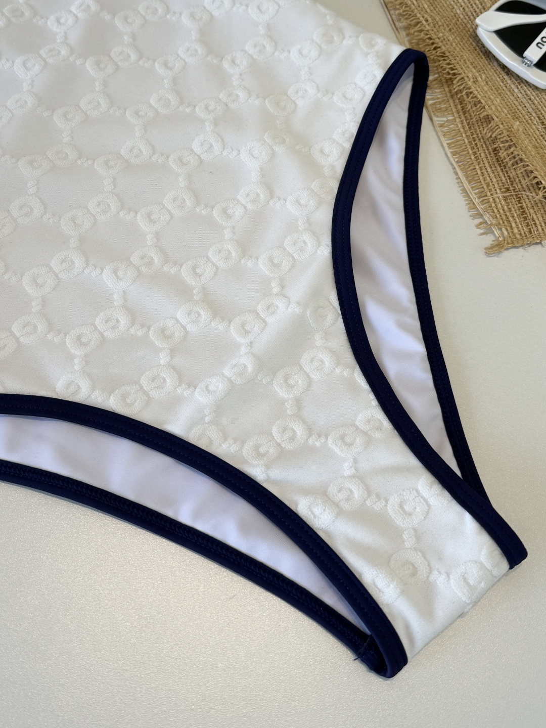 。Gucci古奇连体泳衣👙 上身超级棒！同步各大专柜发售，自然而然呈现时尚感！十分减龄，具有年轻活力。 