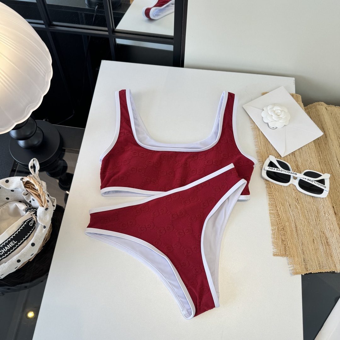 。Gucci古奇分体泳衣👙 上身超级棒！同步各大专柜发售，自然而然呈现时尚感！十分减龄，具有年轻活力。 