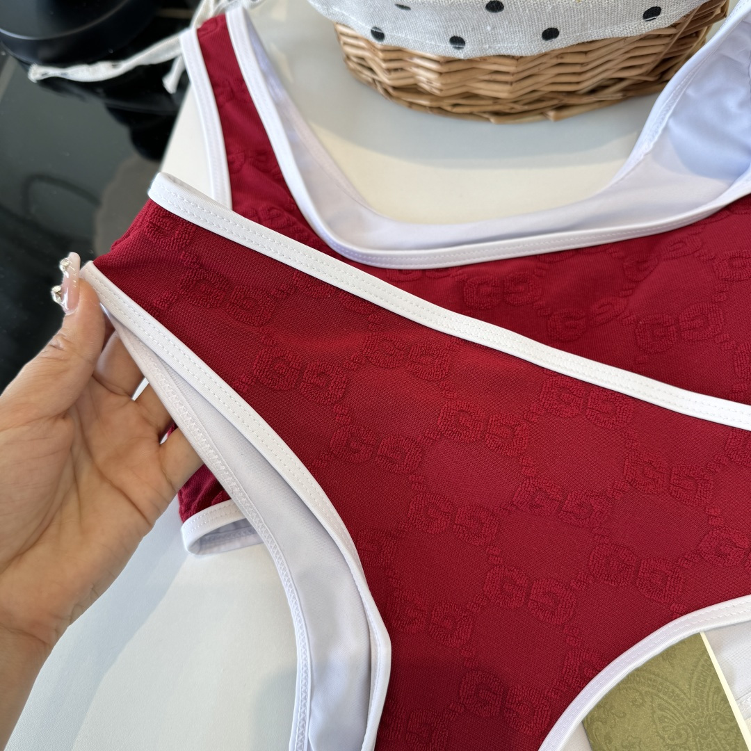 。Gucci古奇分体泳衣👙 上身超级棒！同步各大专柜发售，自然而然呈现时尚感！十分减龄，具有年轻活力。 