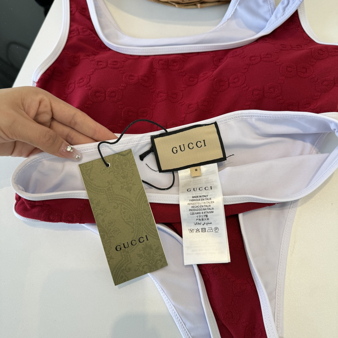 。Gucci古奇分体泳衣👙 上身超级棒！同步各大专柜发售，自然而然呈现时尚感！十分减龄，具有年轻活力。 