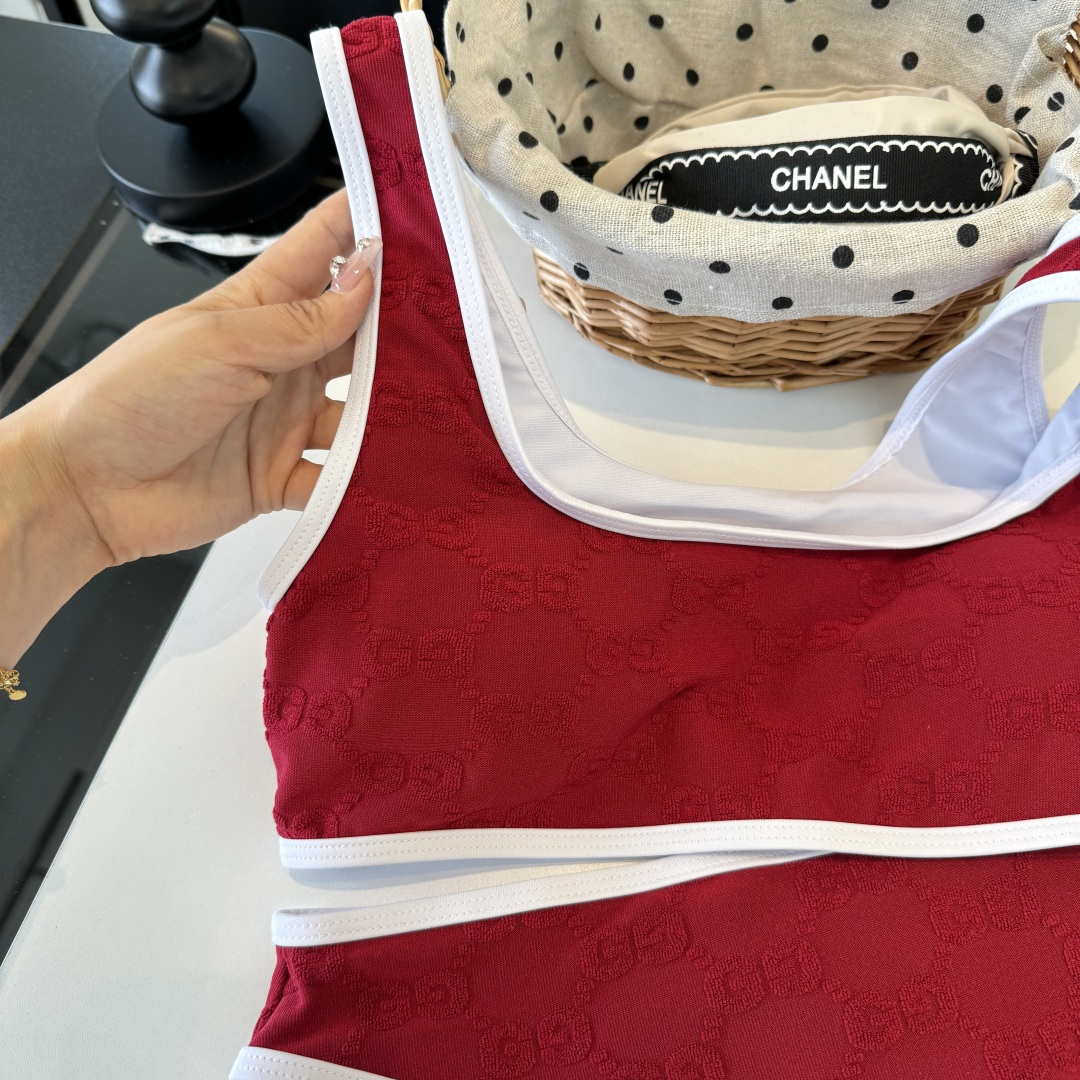 。Gucci古奇分体泳衣👙 上身超级棒！同步各大专柜发售，自然而然呈现时尚感！十分减龄，具有年轻活力。 