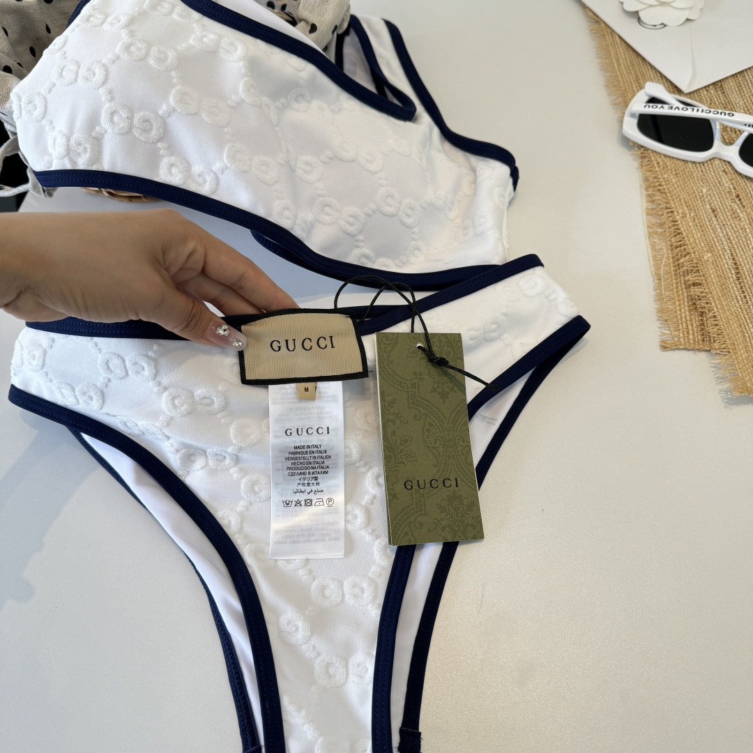 。Gucci古奇分体泳衣👙 上身超级棒！同步各大专柜发售，自然而然呈现时尚感！十分减龄，具有年轻活力。 