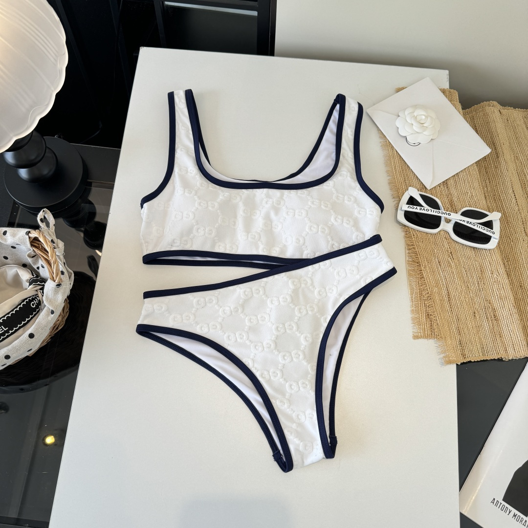 。Gucci古奇分体泳衣👙 上身超级棒！同步各大专柜发售，自然而然呈现时尚感！十分减龄，具有年轻活力。 