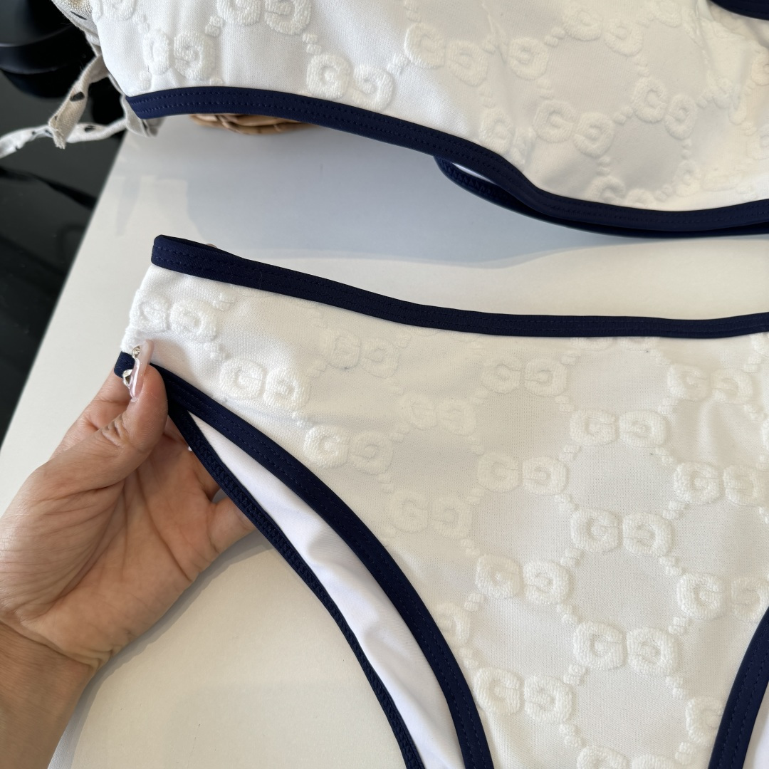 。Gucci古奇分体泳衣👙 上身超级棒！同步各大专柜发售，自然而然呈现时尚感！十分减龄，具有年轻活力。 