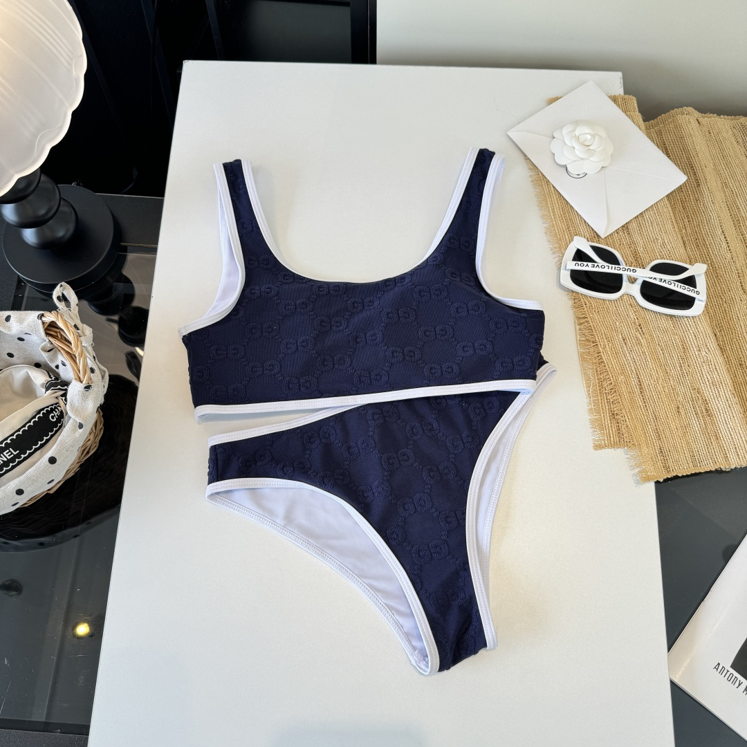 。Gucci古奇分体泳衣👙 上身超级棒！同步各大专柜发售，自然而然呈现时尚感！十分减龄，具有年轻活力。 