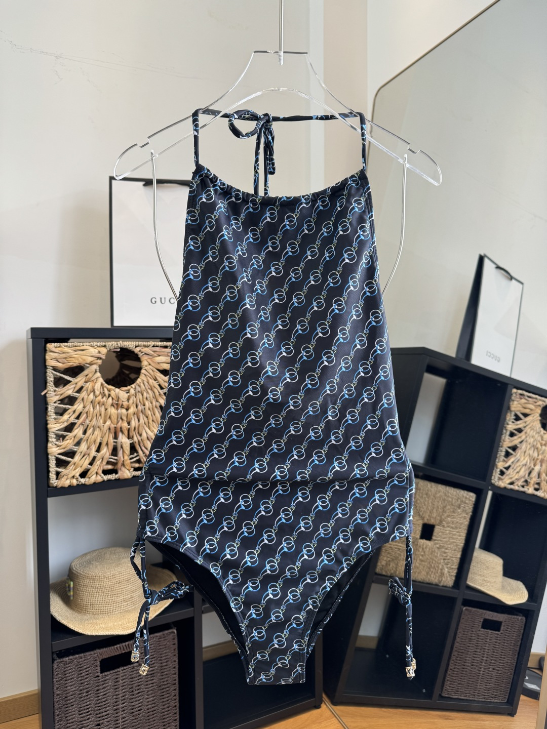。Gucci古奇连体泳衣👙 上身超级棒！同步各大专柜发售，自然而然呈现时尚感！十分减龄，具有年轻活力。 