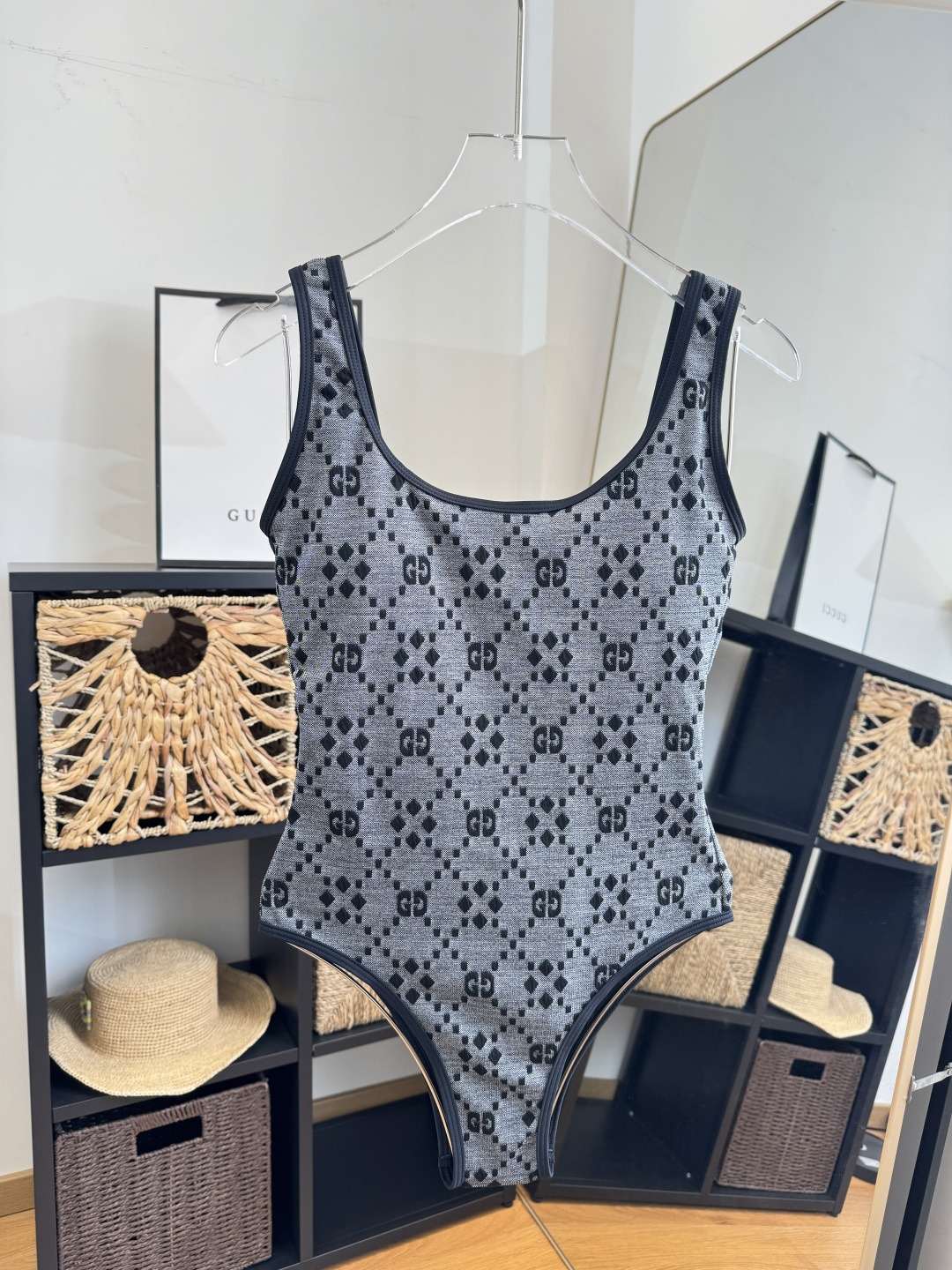 。Gucci古奇连体泳衣👙 上身超级棒！同步各大专柜发售，自然而然呈现时尚感！十分减龄，具有年轻活力。 