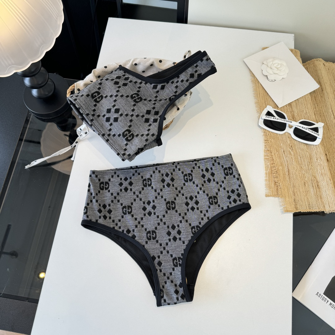 。Gucci古奇分体比基尼泳衣👙 上身超级棒！同步各大专柜发售，自然而然呈现时尚感！十分减龄，具有年轻活