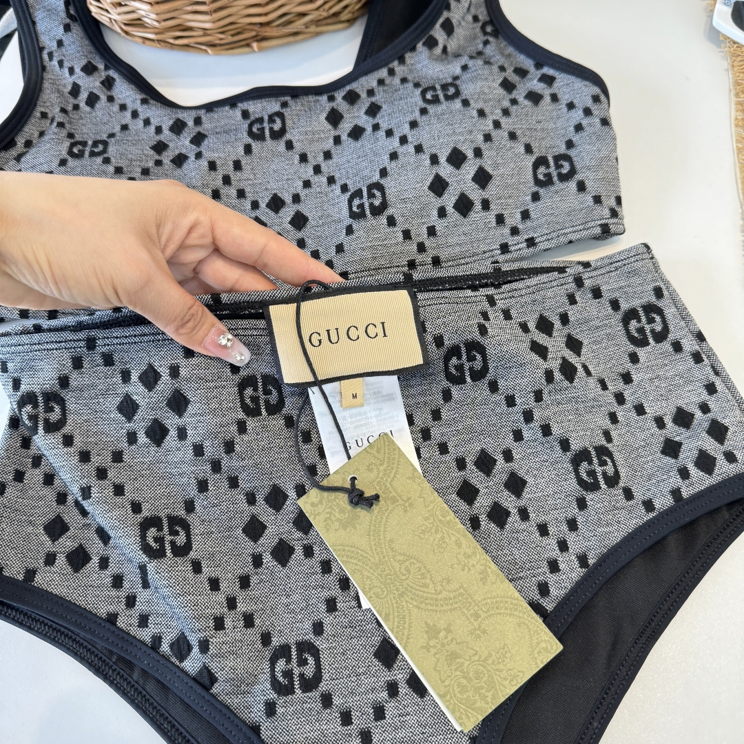 。Gucci古奇分体比基尼泳衣👙 上身超级棒！同步各大专柜发售，自然而然呈现时尚感！十分减龄，具有年轻活