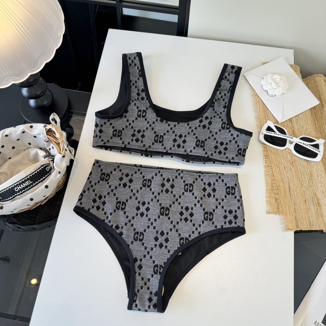。Gucci古奇分体比基尼泳衣👙 上身超级棒！同步各大专柜发售，自然而然呈现时尚感！十分减龄，具有年轻活