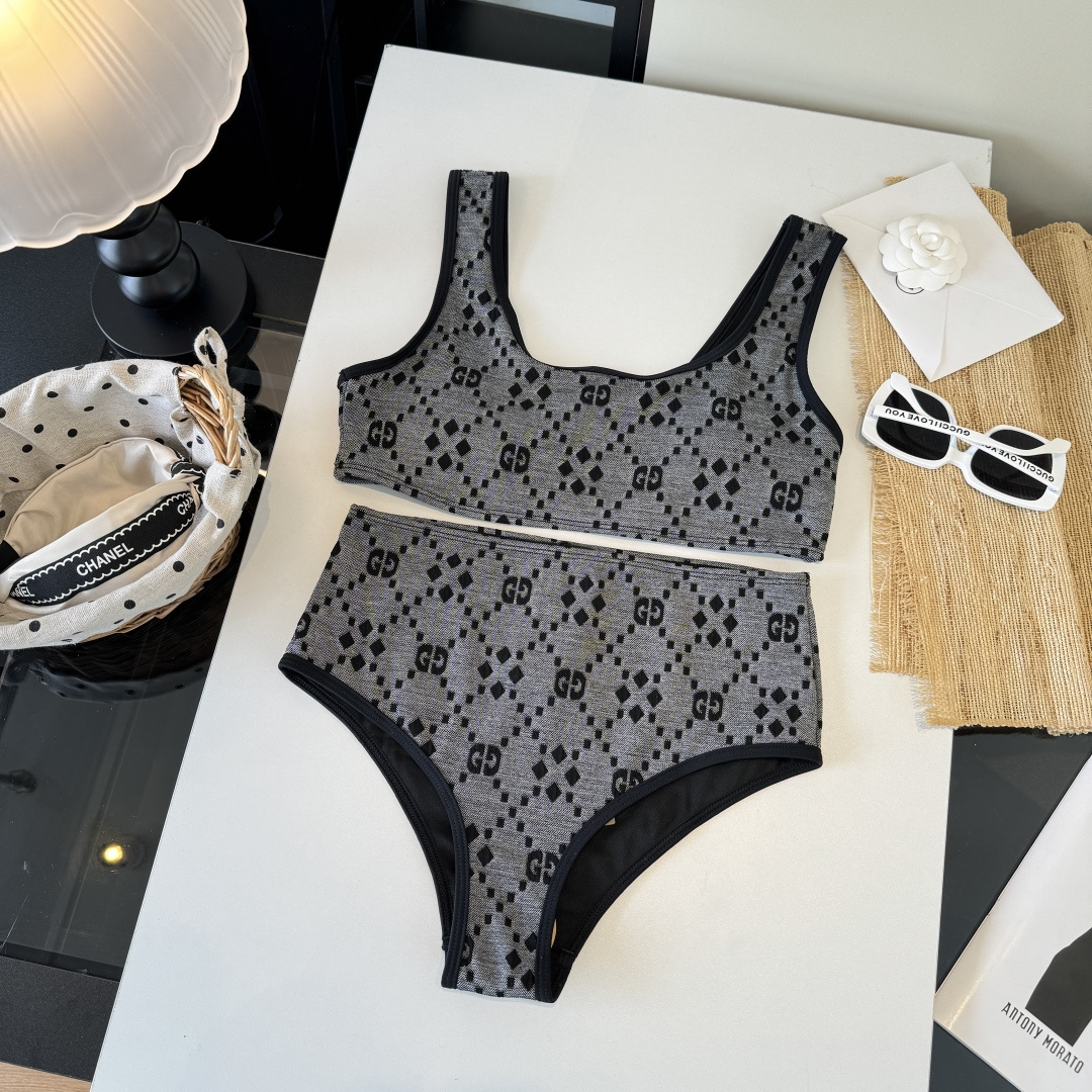 。Gucci古奇分体比基尼泳衣👙 上身超级棒！同步各大专柜发售，自然而然呈现时尚感！十分减龄，具有年轻活
