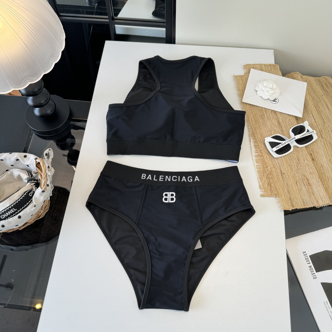 。巴黎世家比基尼分体泳衣👙👙❤️😍🥰适合多种场景的游泳衣🏊‍♀️海边 游泳池 温泉 水上乐园 漂流都可以