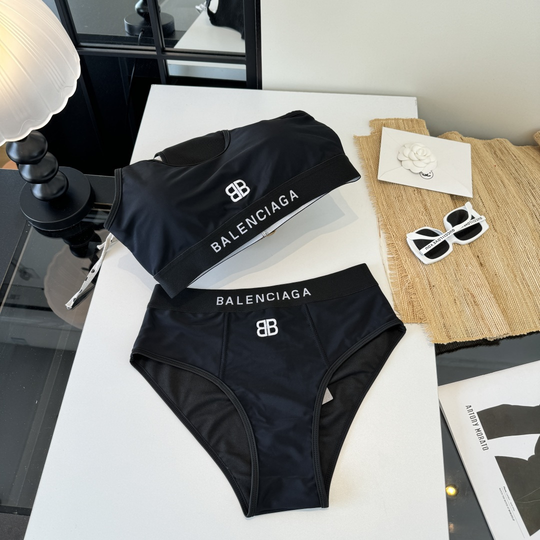 。巴黎世家比基尼分体泳衣👙👙❤️😍🥰适合多种场景的游泳衣🏊‍♀️海边 游泳池 温泉 水上乐园 漂流都可以