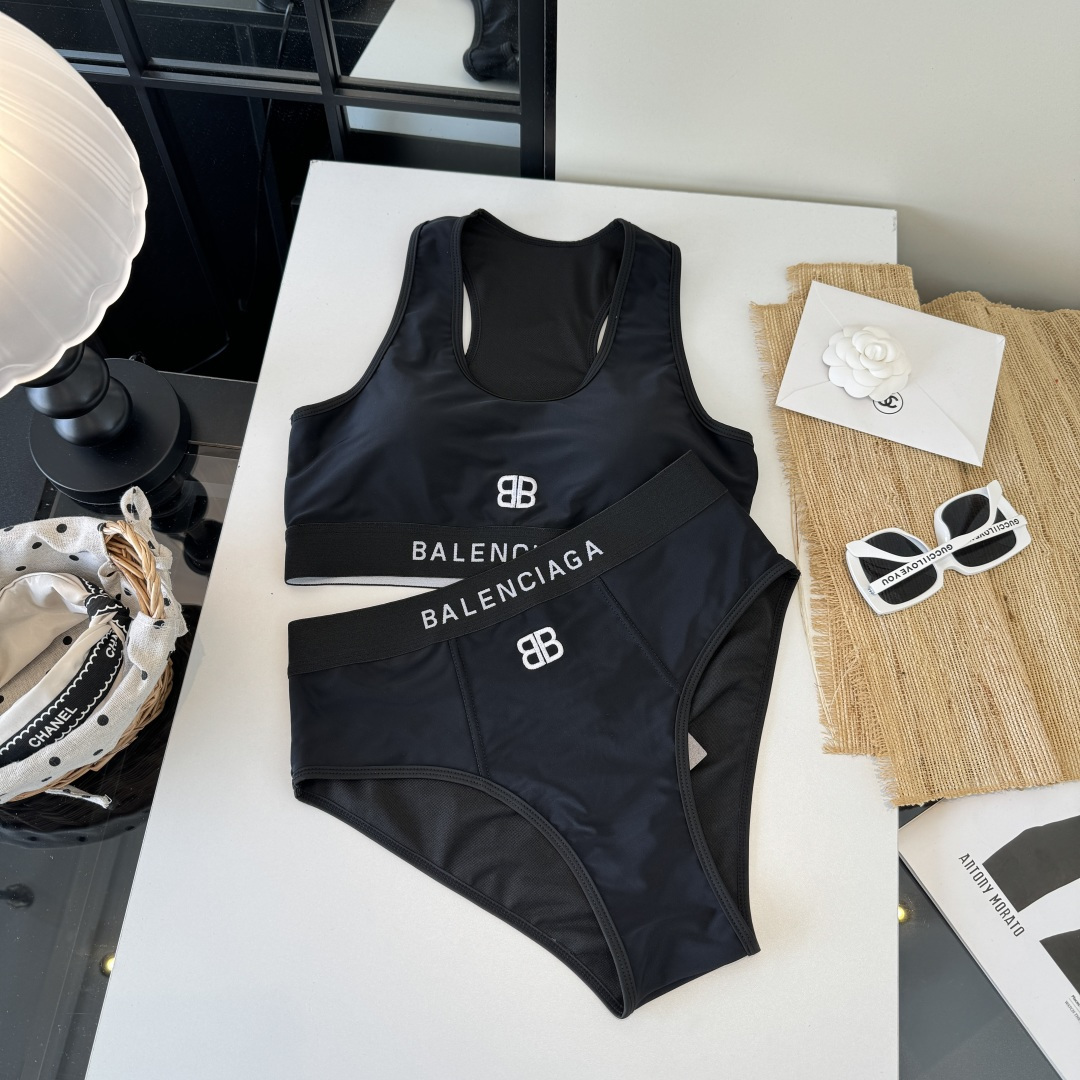 。巴黎世家比基尼分体泳衣👙👙❤️😍🥰适合多种场景的游泳衣🏊‍♀️海边 游泳池 温泉 水上乐园 漂流都可以