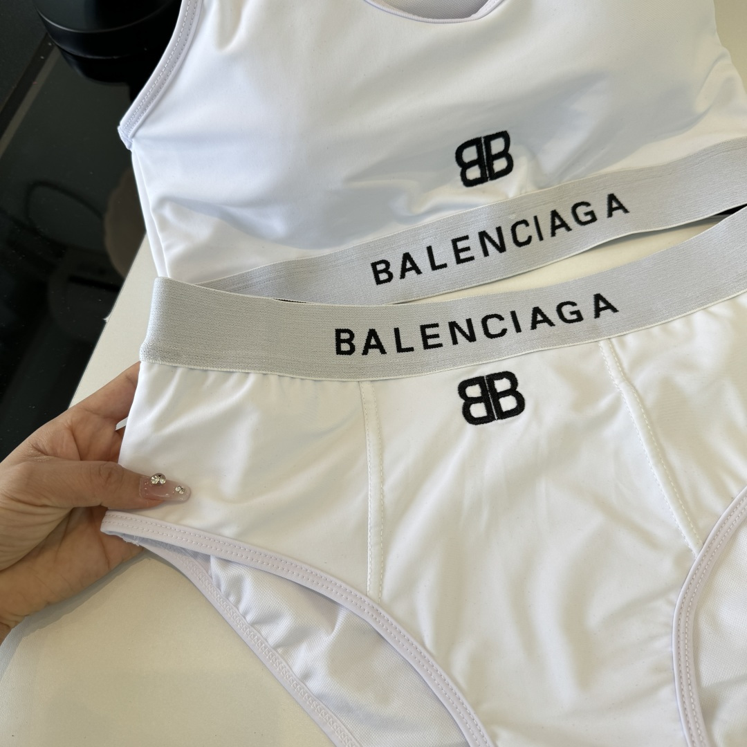 。巴黎世家比基尼分体泳衣👙👙❤️😍🥰适合多种场景的游泳衣🏊‍♀️海边 游泳池 温泉 水上乐园 漂流都可以