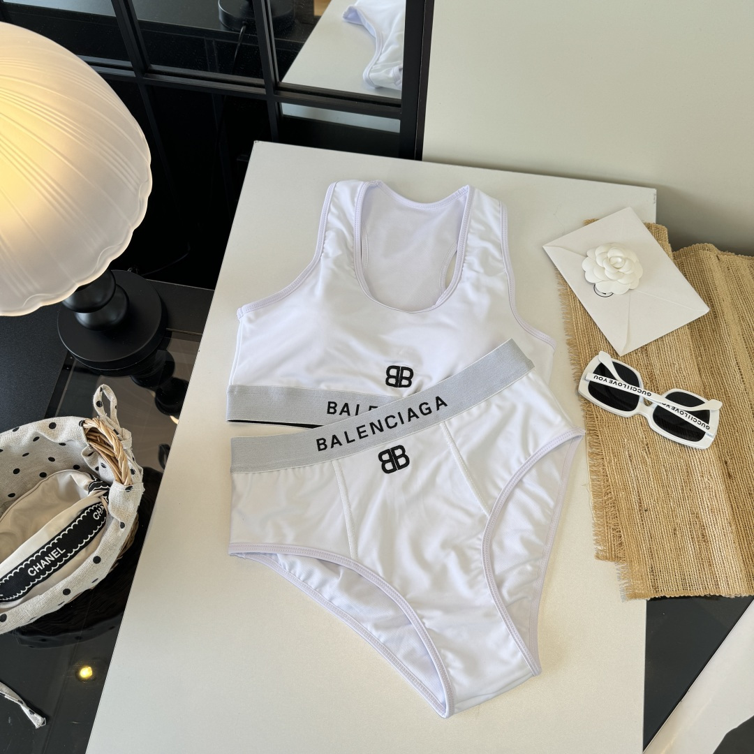 。巴黎世家比基尼分体泳衣👙👙❤️😍🥰适合多种场景的游泳衣🏊‍♀️海边 游泳池 温泉 水上乐园 漂流都可以