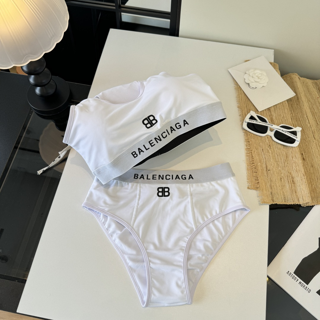 。巴黎世家比基尼分体泳衣👙👙❤️😍🥰适合多种场景的游泳衣🏊‍♀️海边 游泳池 温泉 水上乐园 漂流都可以