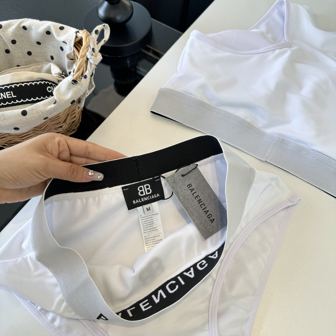 。巴黎世家比基尼分体泳衣👙👙❤️😍🥰适合多种场景的游泳衣🏊‍♀️海边 游泳池 温泉 水上乐园 漂流都可以