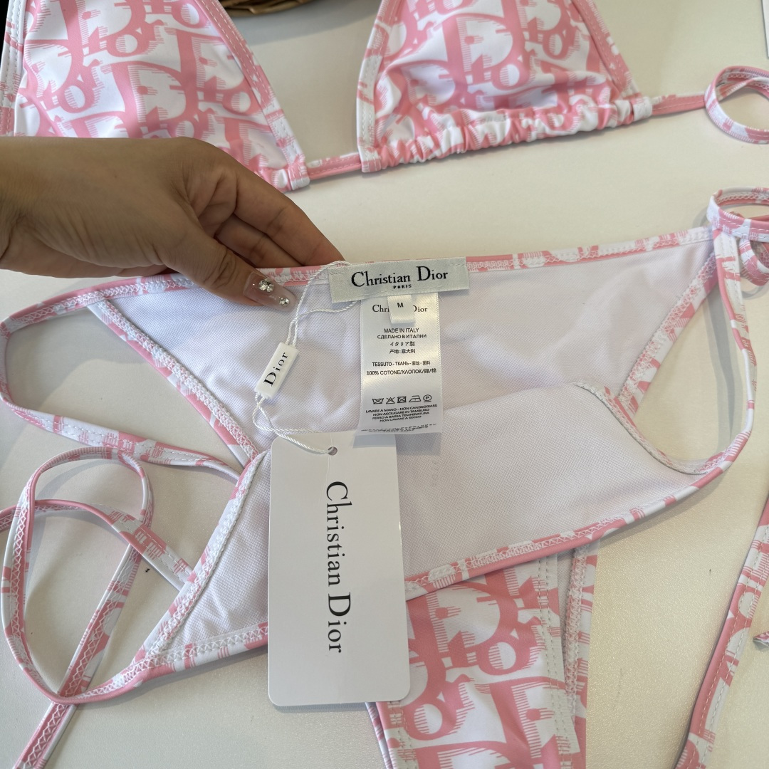 。Dior迪奥比基尼👙❤️😍🥰适合多种场景的游泳衣🏊‍♀️海边 游泳池 温泉 水上乐园 漂流都可以😌内搭