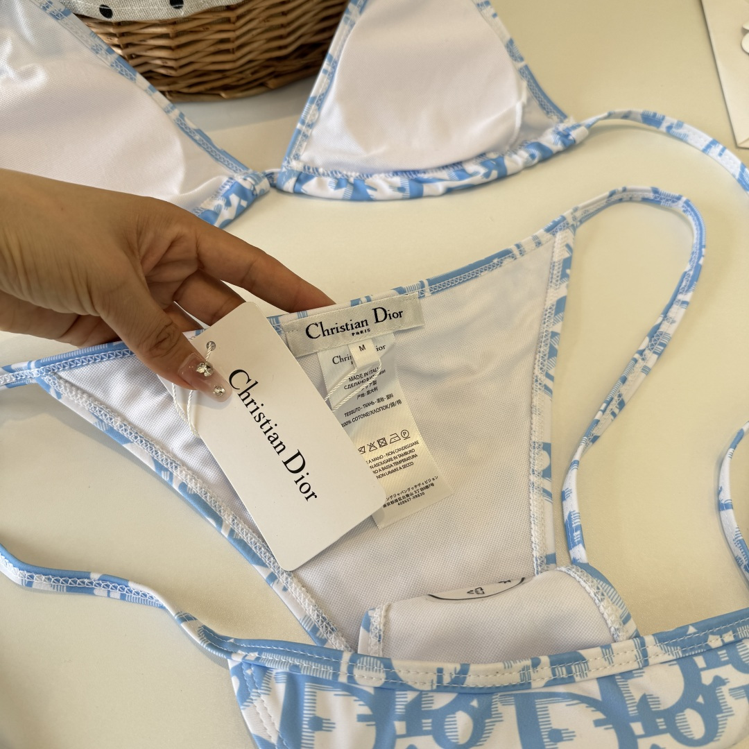 。Dior迪奥比基尼👙❤️😍🥰适合多种场景的游泳衣🏊‍♀️海边 游泳池 温泉 水上乐园 漂流都可以😌内搭