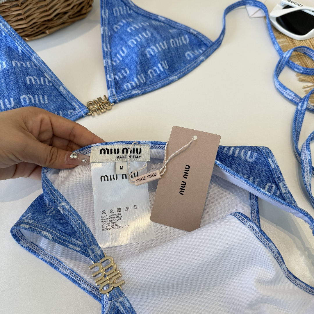 。 miumiu缪缪新款比基尼😍🥰适合多种场景的游泳衣🏊‍♀️海边 游泳池 温泉 水上乐园 漂流都可以😌
